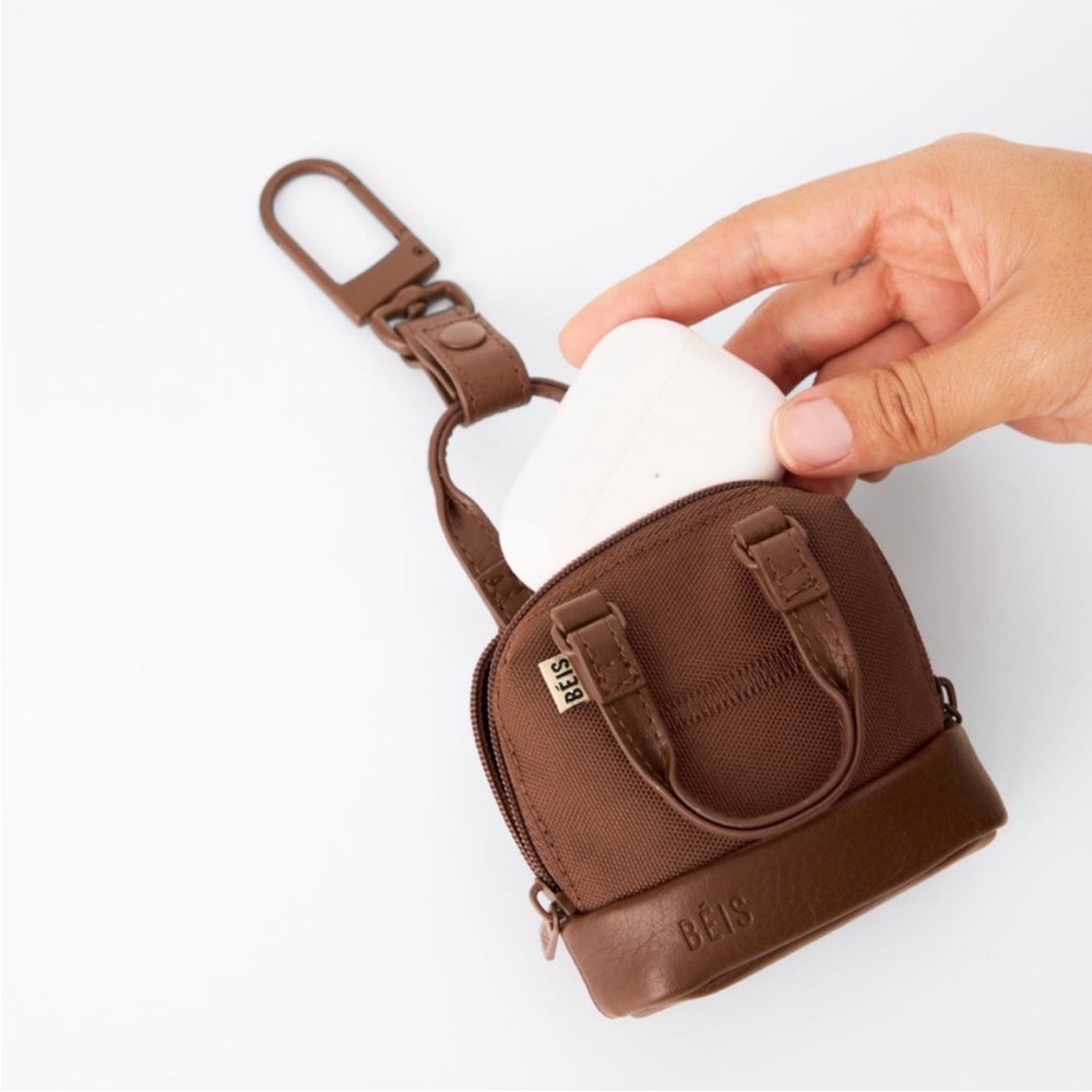 Beis The Micro Weekender Charm 
in Maple